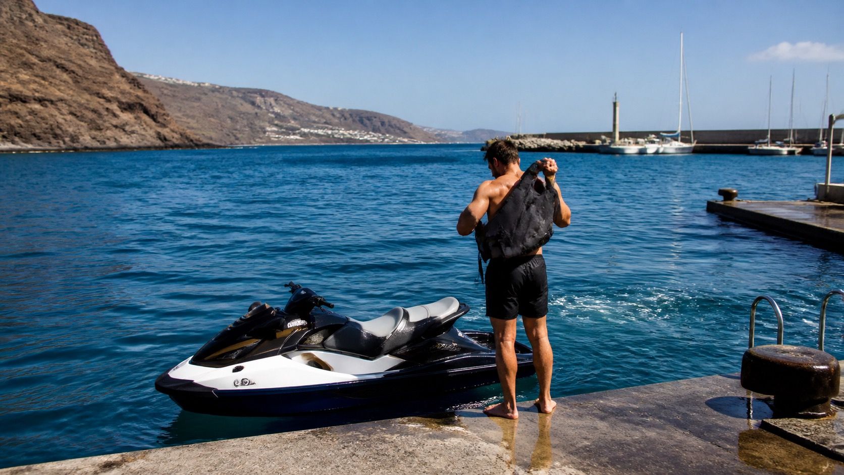 Moto de agua navegando frente a la costa de Tenerife