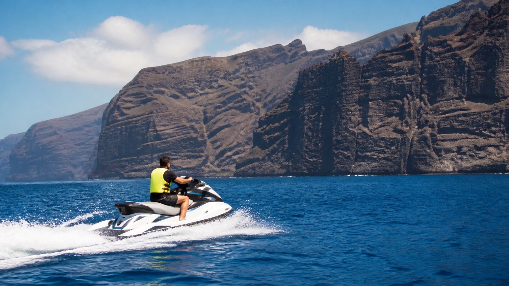 Alquiler de moto de agua en Los Gigantes: rutas y condiciones de una salida distinta