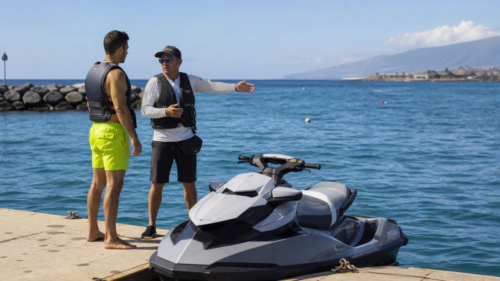 Grupo de motos de agua siguiendo a un monitor en Tenerife